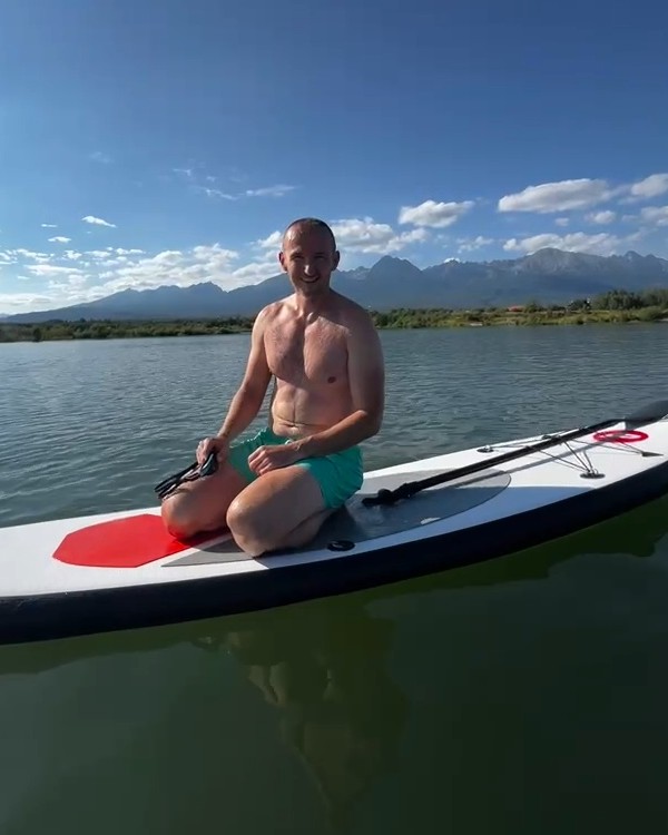 Martin Morihladko na paddleboarde pod Tatrami
